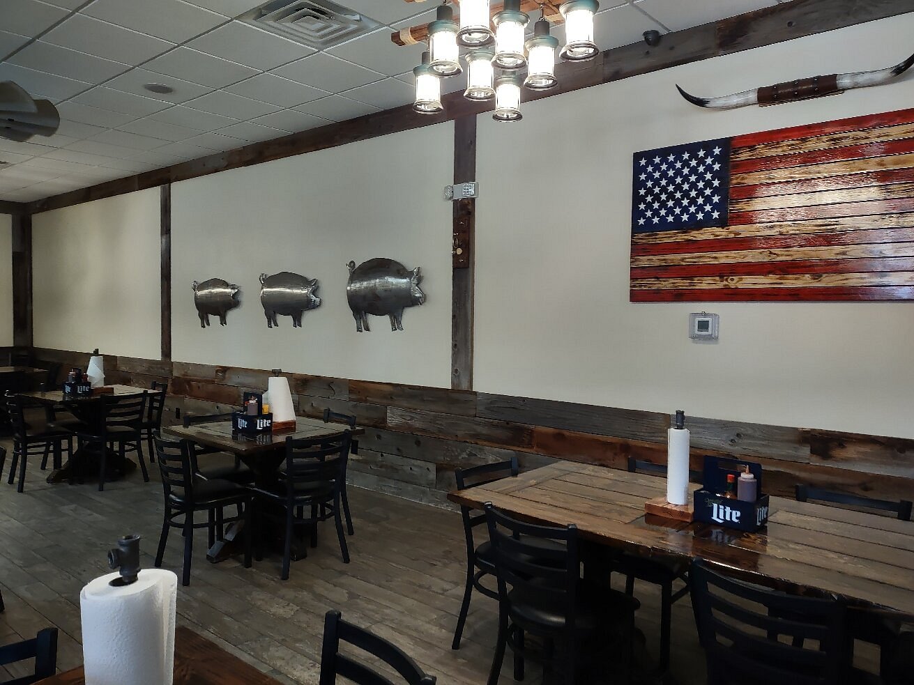 Dining room at Smokin' J's Barbecue
